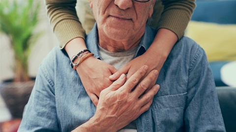 Een rouwend familielid steunen